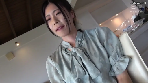 室内 · 坐姿 · 中景 · 微笑 · 交流 · 日本AV · 浅蓝色系带衬衫