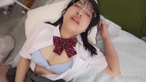 室内 · 仰臥 · 顔のクローズアップ · JK制服