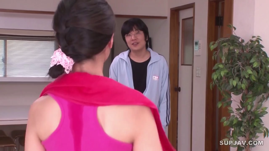 Indoor · Conversation · Stand · Medium shot · Smile · Living room · Towel · 运动服