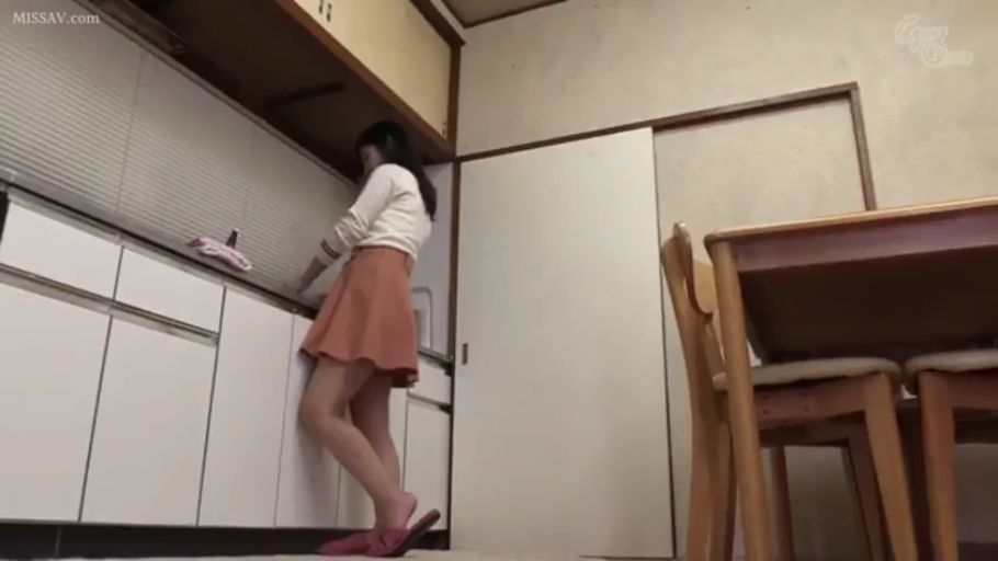 室内 · 投入 · 拥抱 · 面部特写 · 调情 · 薄纱上衣 · 亲吻耳部