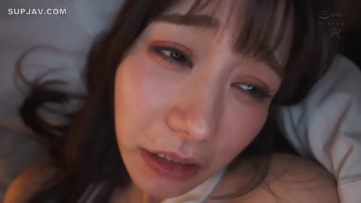 顔部のクローズアップ · 寝室 · 迷離 · 喘息 · 仰臥 · 白いタンクトップ · 床上用品 · IPPA透かし