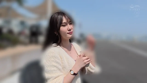 站立 · 上半身特寫 · 长发 · 側頭凝視 · 手表 · 户外街道 · 自然微笑 · 白色毛衣开衫