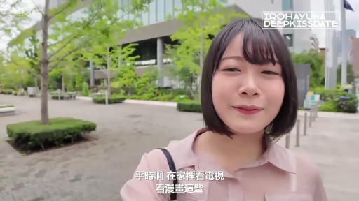 Stand · Smile · 面部特写 · 短发 · Pink shirt · One-shoulder bag · 言谈 · Outdoor square