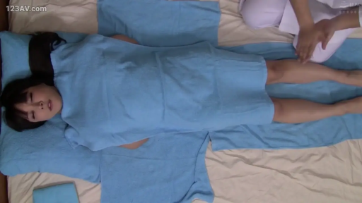 按摩室 · 闭眼 · 仰卧 · 浴巾 · 按摩 · 俯拍全景 · 蓝色浴巾