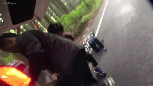 休闲装 · 模糊 · 汽车 · 走动 · IPPA · 中远景 · 整理物品 · 树林路边