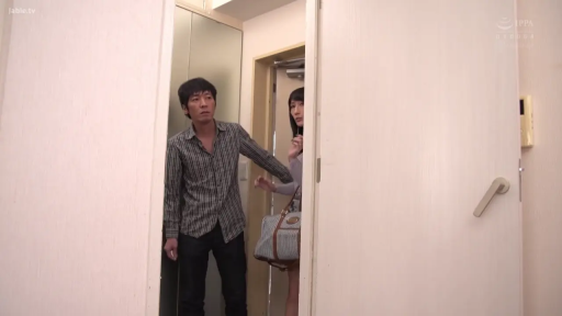 站立 · 中景 · 剧情 · 衬衫 · 对视 · 挎包 · 惊讶 · 门口