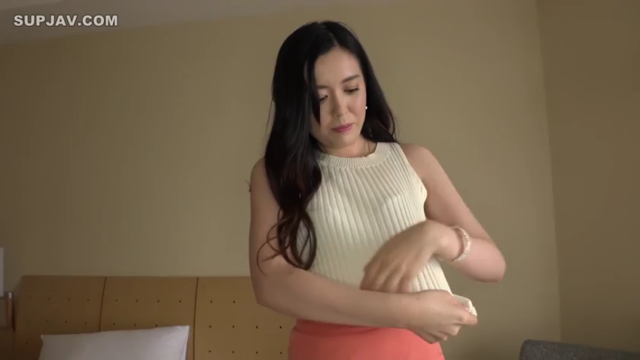 站立 · 平静 · 酒店房间 · 半身 · 长发 · 整理衣服 · 床头 · 白色无袖针织衫