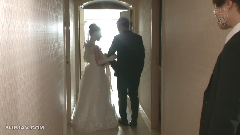 全身 · 走廊 · 婚纱 · 挽手