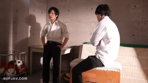 交谈 · 站立 · 全景 · 白衬衫 · 男性 · 足球 · 冷漠 · 体育器材室