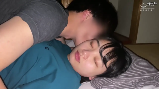 臥室 · 閉眼 · 枕頭 · 休閒裝 · 亲吻 · 近景 · 侧卧 · 侧脸