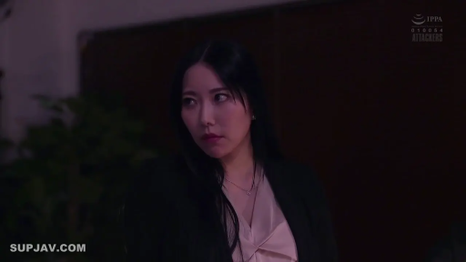 室内 · 脸部特写 · 站立 · 职业装 · 凝视 · 熟女 · 冷淡