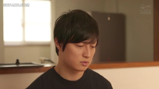 座り姿勢 · 会話 · 真剣 · 餐厅 · 休闲服 · 水杯 · 家庭场景