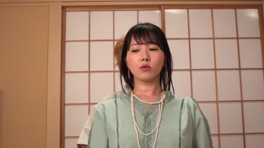 坐姿 · 脸部特写 · 平静 · 对话 · 日式和室 · 珍珠项链 · 男伴在后 · 绿色蕾丝上衣