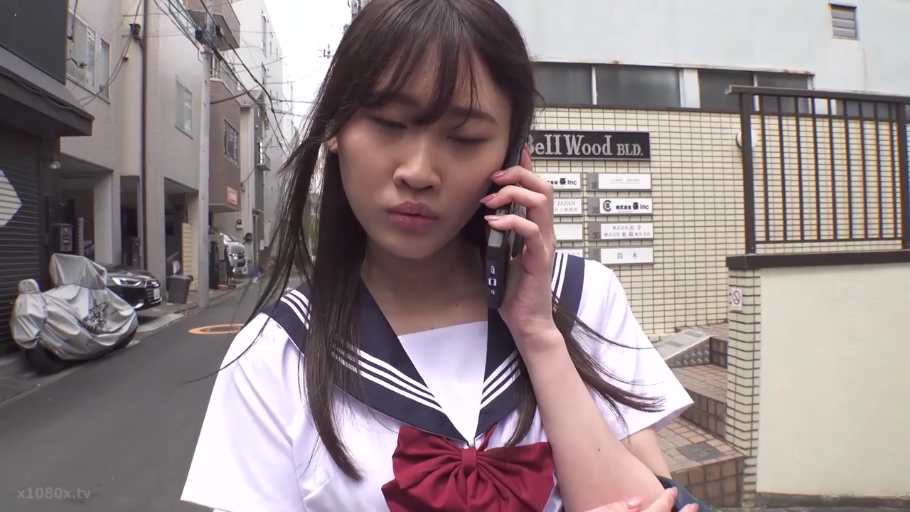 严肃 · 站立 · 中景 · 街道 · 手机 · 水手服 · 长发 · 打电话