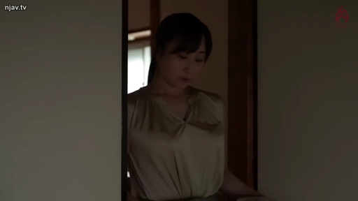 严肃 · 中景 · 站姿 · 熟女 · 室内门口 · 走入 · 丝绸衬衫