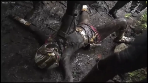 全身 · 仰臥 · 踩踏 · 战队服 · 户外泥地 · 无法查看