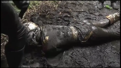 中景 · 趴卧 · 恋物 · 紧身连体衣 · 泥土 · 户外泥地 · 玩泥