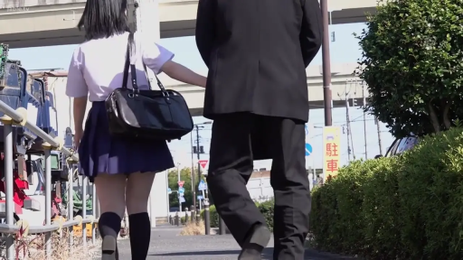坐姿 · 眼镜 · 中景 · 针织衫 · 车内 · 温柔 · 自然光 · 休息