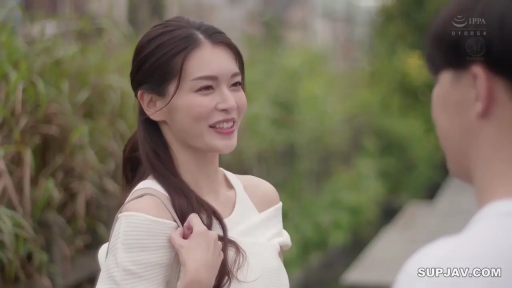 交谈 · 站姿 · 微笑 · 半身 · 户外 · 单肩包 · 淑女 · 白色露肩上衣