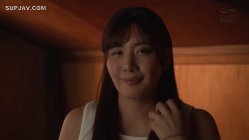 顔のクローズアップ · 正坐 · 薄暗な室内 · 温柔微笑 · 家庭的な雰囲気 · 整理头发 · 白色吊带背心