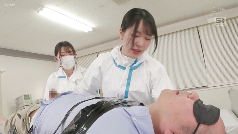 中景 · 躺卧 · 实验室 · 防护服