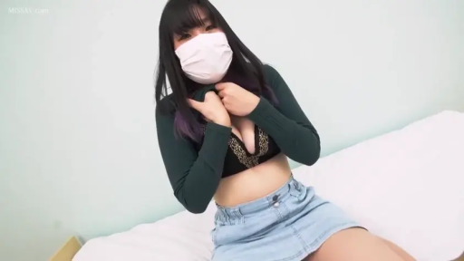 室内 · 坐姿 · 中景 · 口罩 · 蕾丝胸罩 · 戴口罩 · 掀衣 · 黑长直