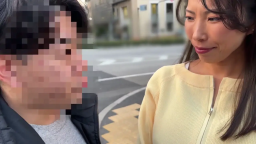 马赛克 · 站立 · 面部特写 · 户外街道 · 交流互动 · 黄色拉链衫 · 意味深长的微笑