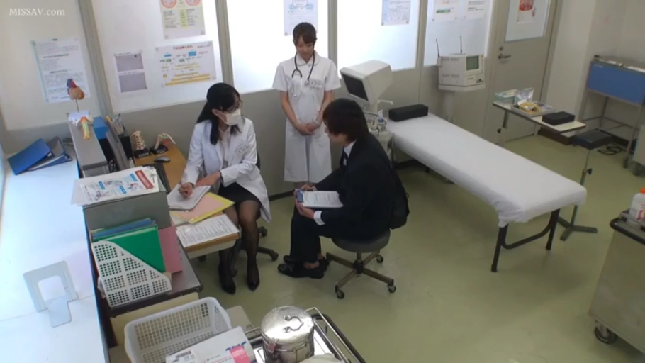 坐姿 · 白大褂 · 专注 · 角色扮演 · 远景 · 诊室 · 听诊器 · 问诊