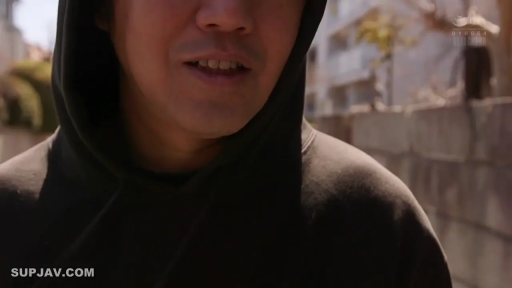 会話 · 顔 · 站立 · 自然 · 屋外 · 黑色连帽衫 · 男性主角