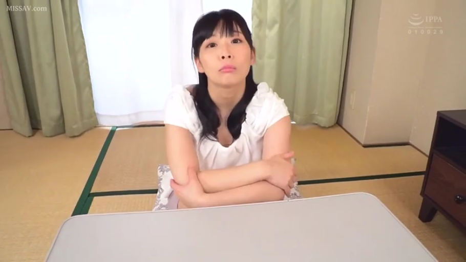 坐姿 · 和室 · 半身 · 白色上衣