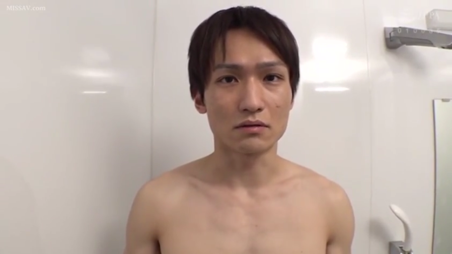 浴室 · 平静 · 注视 · 花洒 · 上半身特写 · 赤裸上身 · 亚洲男性 · 正面对视