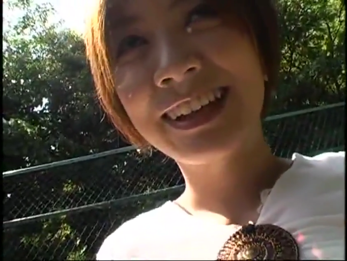 面部特写 · 白色上衣 · 仰头 · 户外