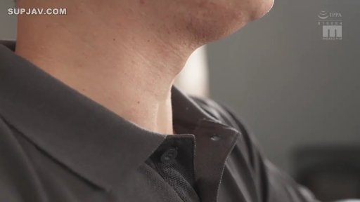 客厅 · 露乳 · 胸部特写 · 平静 · 绿植 · 白色T恤 · 向下凝视 · 俯身坐姿