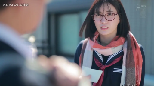 交谈 · 眼镜 · 站立 · 面部特写 · 困惑 · 室外 · 水手服 · 围巾