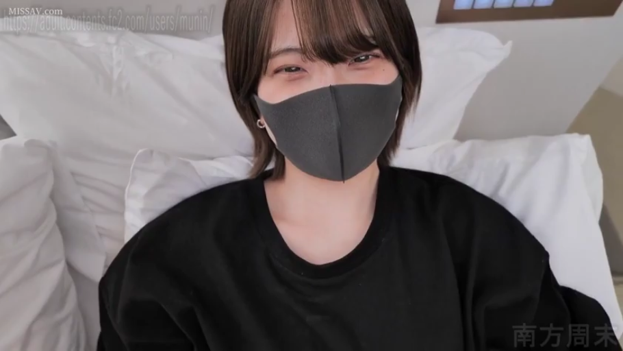 交谈 · 脸部 · 站立 · 印花衬衫 · 微笑 · 街道 · 户外街头
