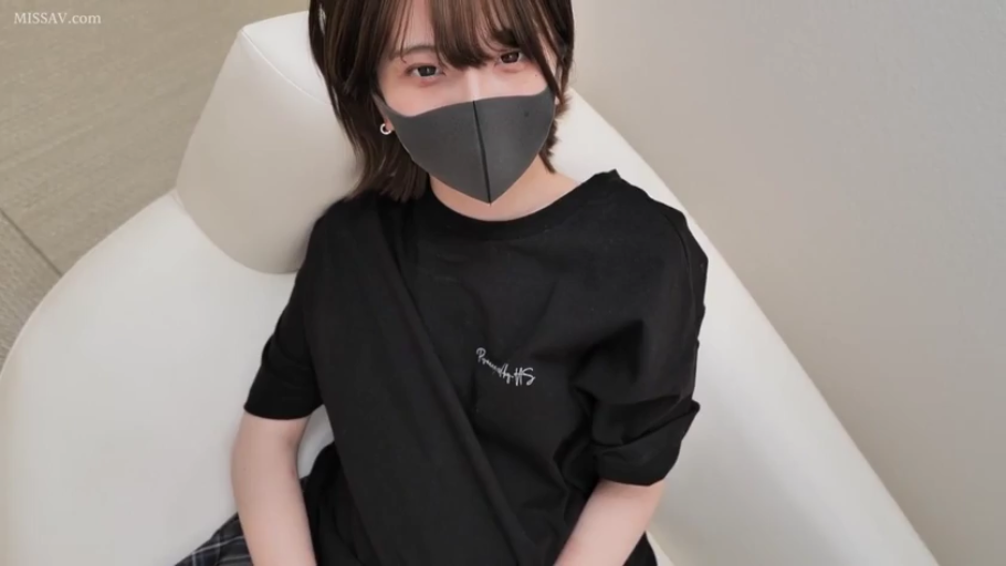 室内 · 眼睛特写 · 平静 · 黑色短袖T恤