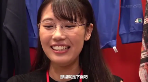 室内 · 面部 · 眼镜 · 字幕 · 微笑 · 访谈 · 正面 · 黑衣