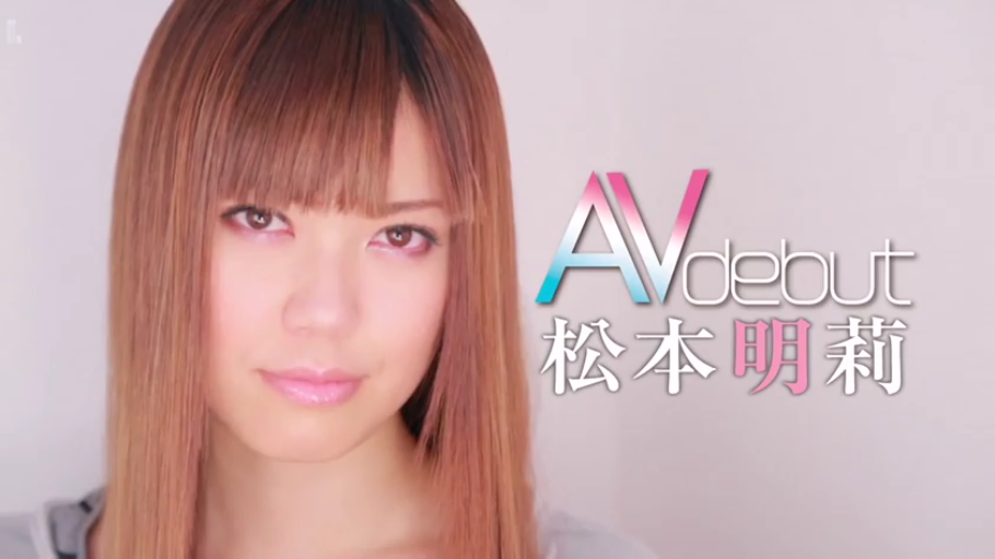 Indoor · Close-up of the face · Smile · Gray top · 注视镜头 · 正面