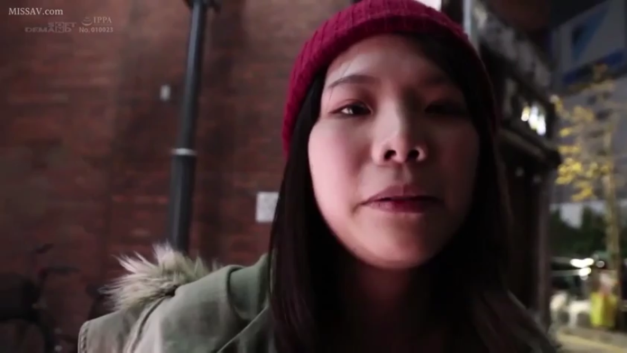 站姿 · 平静 · 面部特写 · 休闲装 · 注视 · 户外街道 · 红帽子