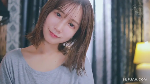 卧室 · 微笑 · 台灯 · 面部特写 · 注视镜头 · 短发 · 灰色T恤 · 歪头坐姿