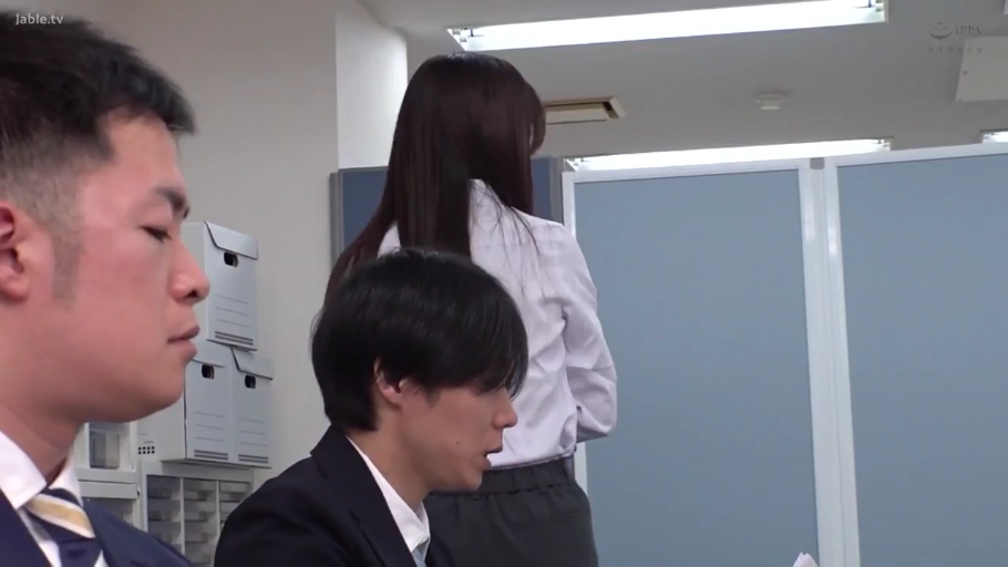 室内 · 坐姿 · 胸部 · 迷离 · 摆拍 · 项链 · 内衣 · 露点