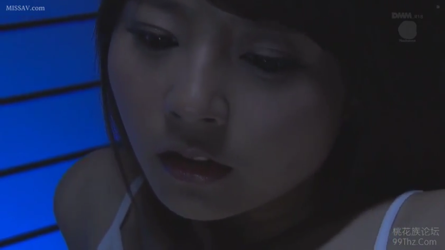 室内 · 沉思 · 低头 · 脸部特写 · 迷离 · 白色吊带 · 昏暗蓝光