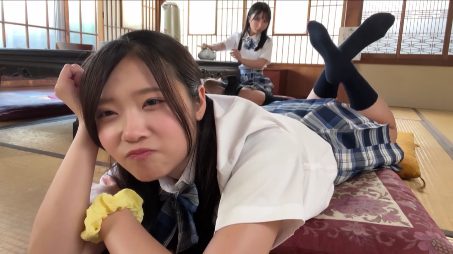 脸部 · 对视 · 趴卧 · JK制服 · 学生妹 · 日式和室 · 嘟嘴 · 发圈