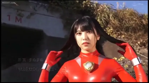 严肃 · 半身 · 注视镜头 · 户外荒地 · 护腕 · 红色皮质紧身衣 · 撩头发站姿 · 英雄角色扮演