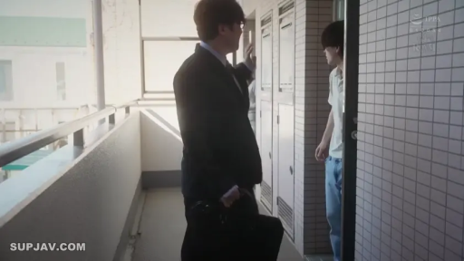 交谈 · 站姿 · 全景 · 休闲服 · 公寓走廊 · 平和 · 公文包 · 日间