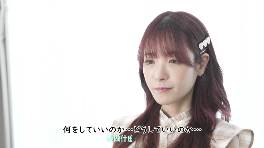 脸部 · 微笑 · 中文字幕 · 正面 · 影棚 · 发夹 · 格纹上衣