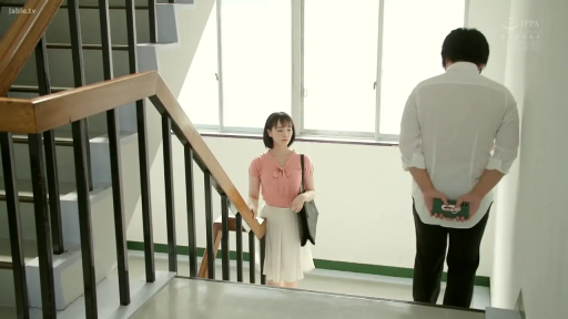 站立 · 全景 · 平静 · 楼梯间 · 剧情 · 手机 · 粉色上衣 · 相遇