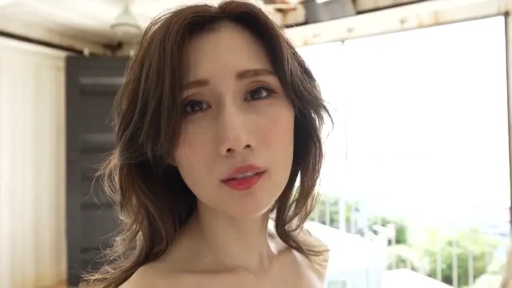 室内 · 面部 · 忧郁 · 站立 · 注视 · 熟女 · 裸肩