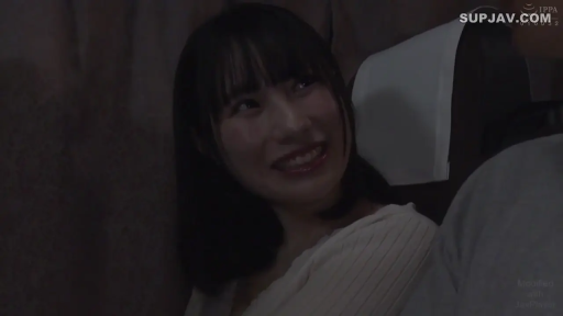 坐姿 · 脸部特写 · 微笑 · 注视 · 座椅 · 白色针织衫 · 巴士内 · 暗光环境