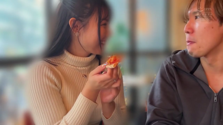 坐姿 · 中景 · 微笑 · 打码 · 餐厅 · 进食 · 白色高领毛衣 · 披萨